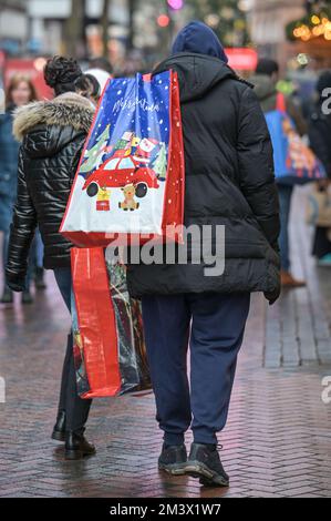 New Street, Birmingham, 17. Dezember 2022. - Shopper fahren am Super Saturday ins Stadtzentrum von Birmingham, um ein Last-Minute-Geschenk zu bekommen, den letzten Haupteinkaufssamstag vor Weihnachten, der nur 8 Tage entfernt ist. PIC by Credit: Stop Press Media/Alamy Live News Stockfoto
