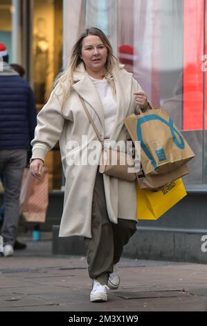 New Street, Birmingham, 17. Dezember 2022. - Shopper fahren am Super Saturday ins Stadtzentrum von Birmingham, um ein Last-Minute-Geschenk zu bekommen, den letzten Haupteinkaufssamstag vor Weihnachten, der nur 8 Tage entfernt ist. PIC by Credit: Stop Press Media/Alamy Live News Stockfoto