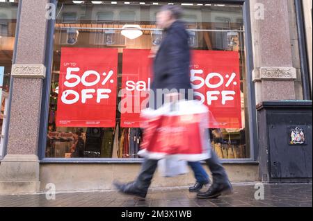 New Street, Birmingham, 17. Dezember 2022. - Shopper fahren am Super Saturday ins Stadtzentrum von Birmingham, um ein Last-Minute-Geschenk zu bekommen, den letzten Haupteinkaufssamstag vor Weihnachten, der nur 8 Tage entfernt ist. PIC by Credit: Stop Press Media/Alamy Live News Stockfoto