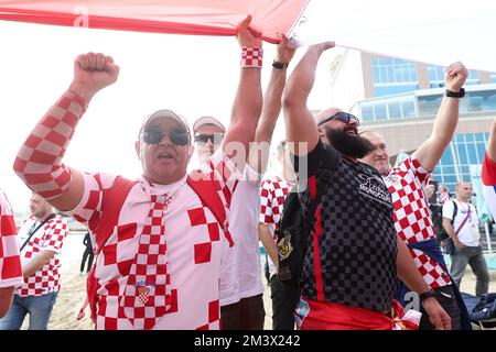 Am Hilton Doha Beach in Doha, Katar, am 17. Dezember 2022, werden die Unterstützer Kroatiens vor der FIFA-Weltmeisterschaft Katar 2022 im Bronzemedaillenspiel zwischen Kroatien und Marokko gesehen. Die Fans tragen eine 200 Meter lange Flagge von Kroatien. Foto: Goran Stanzl/PIXSELL Stockfoto