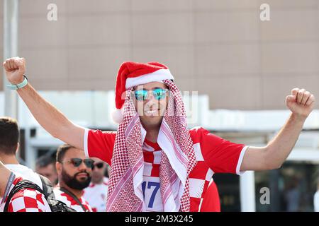 Am Hilton Doha Beach in Doha, Katar, am 17. Dezember 2022, werden die Unterstützer Kroatiens vor der FIFA-Weltmeisterschaft Katar 2022 im Bronzemedaillenspiel zwischen Kroatien und Marokko gesehen. Die Fans tragen eine 200 Meter lange Flagge von Kroatien. Foto: Goran Stanzl/PIXSELL Stockfoto