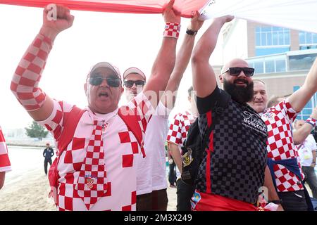 Am Hilton Doha Beach in Doha, Katar, am 17. Dezember 2022, werden die Unterstützer Kroatiens vor der FIFA-Weltmeisterschaft Katar 2022 im Bronzemedaillenspiel zwischen Kroatien und Marokko gesehen. Die Fans tragen eine 200 Meter lange Flagge von Kroatien. Foto: Goran Stanzl/PIXSELL Stockfoto