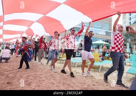 Am Hilton Doha Beach in Doha, Katar, am 17. Dezember 2022, werden die Unterstützer Kroatiens vor der FIFA-Weltmeisterschaft Katar 2022 im Bronzemedaillenspiel zwischen Kroatien und Marokko gesehen. Die Fans tragen eine 200 Meter lange Flagge von Kroatien. Foto: Goran Stanzl/PIXSELL Stockfoto