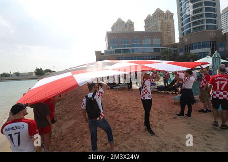 Am Hilton Doha Beach in Doha, Katar, am 17. Dezember 2022, werden die Unterstützer Kroatiens vor der FIFA-Weltmeisterschaft Katar 2022 im Bronzemedaillenspiel zwischen Kroatien und Marokko gesehen. Die Fans tragen eine 200 Meter lange Flagge von Kroatien. Foto: Goran Stanzl/PIXSELL Stockfoto