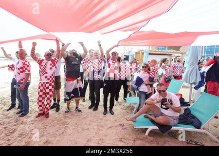 Am Hilton Doha Beach in Doha, Katar, am 17. Dezember 2022, werden die Unterstützer Kroatiens vor der FIFA-Weltmeisterschaft Katar 2022 im Bronzemedaillenspiel zwischen Kroatien und Marokko gesehen. Die Fans tragen eine 200 Meter lange Flagge von Kroatien. Foto: Goran Stanzl/PIXSELL Stockfoto