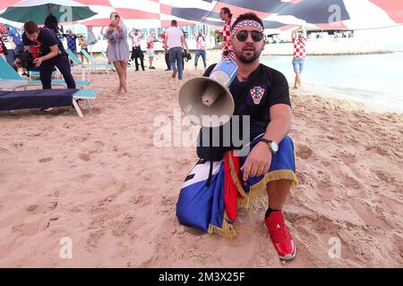 Am Hilton Doha Beach in Doha, Katar, am 17. Dezember 2022, werden die Unterstützer Kroatiens vor der FIFA-Weltmeisterschaft Katar 2022 im Bronzemedaillenspiel zwischen Kroatien und Marokko gesehen. Die Fans tragen eine 200 Meter lange Flagge von Kroatien. Foto: Goran Stanzl/PIXSELL Stockfoto