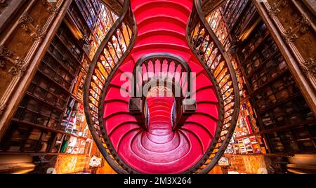 Lello Bookstore, auch bekannt als Lello Bookstore und Brother oder Chardron Bookstore, ist ein Buchladen im historischen Zentrum der Stadt Porto, Stockfoto