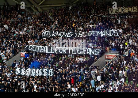 Melbourne, Victoria, Australien. 17. Dezember 2022. Die Fans des Melbourne Victory halten ein Schild hoch, das gegen die Entscheidung protestiert, das A-League Grand Final in Sydney auszurichten. Stockfoto