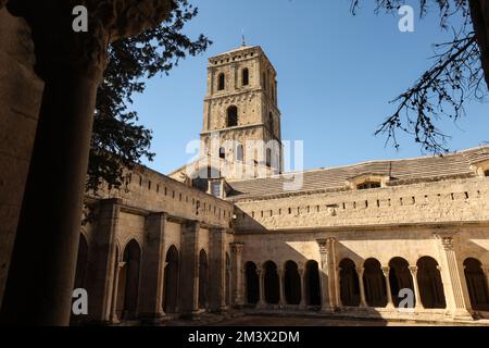 Arles ist eine Küstenstadt und Gemeinde im Süden Frankreichs, eine Unterpräfektur im Departement Bouches-du-Rhône der Region Provence-Alpes-Côte d'Azur in der ehemaligen Provinz Provence. Südfrankreich, Frankreich. Arles ist ein kultureller Hotspot. Jedes Jahr findet in Arles ein bekanntes Fotofestival, Rencontres d'Arles, statt, und dort befindet sich die französische Nationalschule für Fotografie. Stockfoto