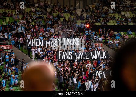 Melbourne, Victoria, Australien. 17. Dezember 2022. Die Fans von Melbourne City halten ein Schild hoch, das gegen die Entscheidung protestiert, das A-League Grand Final in Sydney auszurichten. Stockfoto
