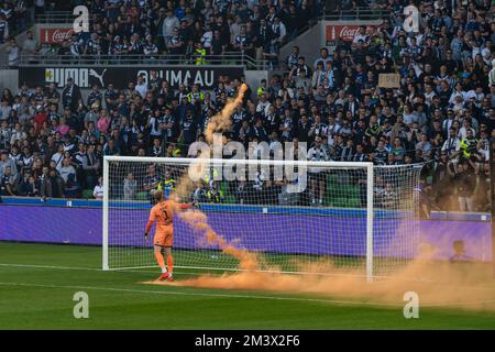 Melbourne, Victoria, Australien. 17. Dezember 2022. Thomas Glover, Torwart von Melbourne City, wirft ein Licht von seinem Tor zurück auf die Fans, die es geworfen haben, was zu einer gewaltigen Invasion auf dem Spielfeld durch Mitglieder von Original Style Melbourne führte Stockfoto