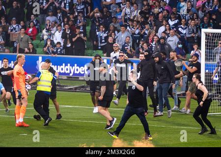 Melbourne, Victoria, Australien. 17. Dezember 2022. Mitglieder von Original Style Melbourne marschieren in das Spielfeld ein und greifen Melbourne City Keeper Thomas Glover #1 an, was dazu führte, dass er ins Krankenhaus gebracht wurde. Stockfoto
