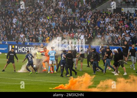 Melbourne, Victoria, Australien. 17. Dezember 2022. Thomas Glover hat einen Schock auf den Kopf erlitten, als Mitglieder von Melbournes Original Style Melbourne gewaltsam auf dem Spielfeld einmarschierten. Stockfoto