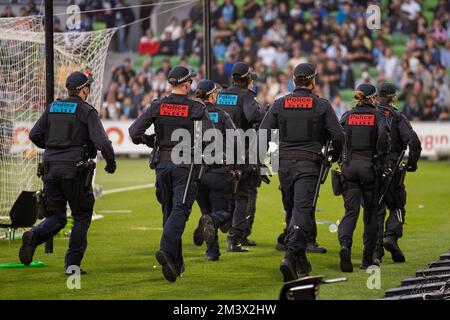 Melbourne, Victoria, Australien. 17. Dezember 2022 Die Polizei versucht, die Invasion auf dem Spielfeld einzudämmen, während Mitglieder des Original Style Melbourne auf dem Spielfeld einmarschieren und den Melbourne City Keeper Thomas Glover gewaltsam angreifen. Stockfoto