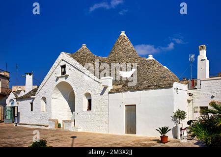 Apulien Apulien Italien. Alberobello. Trulli: Traditionelle apulianische Trockensteinhütten mit einem konischen Dach. Trullo Sovrano Stockfoto