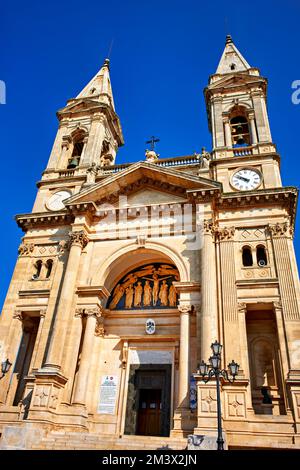 Apulien Apulien Italien. Alberobello. Basilika Santuario Parrocchia SS. Medici Cosma e Damiano Stockfoto