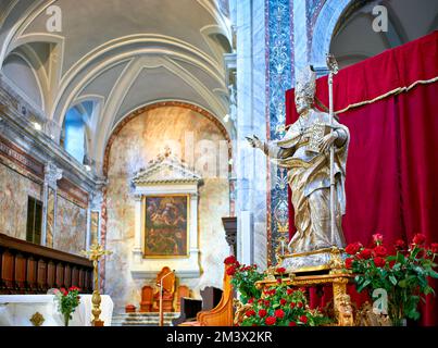 Apulien Apulien Italien. Ostuni. Cattedrale di Santa Maria Assunta. Kathedrale. St. Orontius-Statue Stockfoto