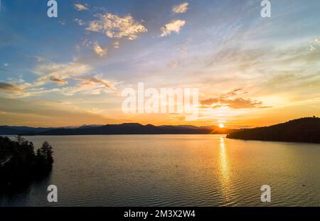 Ein wunderschöner Blick auf die Morgensonne am Lake Jocassee, umgeben von Hügeln in South Carolina, USA Stockfoto