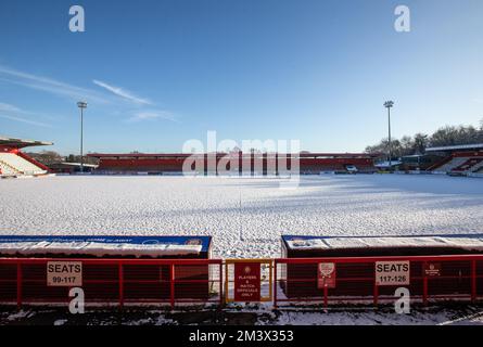 Schneebedeckter Fußball-/Fußballplatz in Winterszene auf englischem Fußballplatz. Lamex Stadium, Stevenage FC, Stockfoto