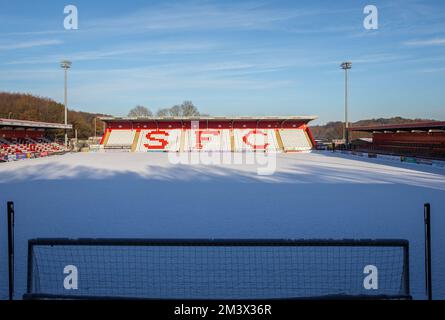 Schneebedeckter Fußball-/Fußballplatz in Winterszene auf englischem Fußballplatz. Lamex Stadium, Stevenage FC, Stockfoto