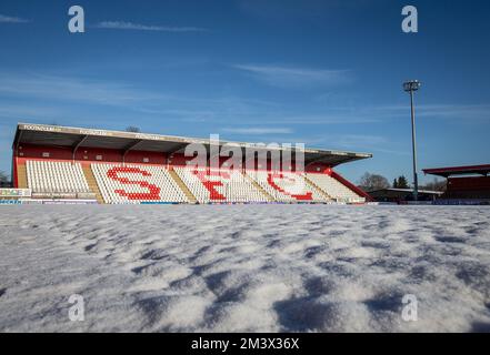 Schneebedeckter Fußball-/Fußballplatz in Winterszene auf englischem Fußballplatz. Lamex Stadium, Stevenage FC, Stockfoto