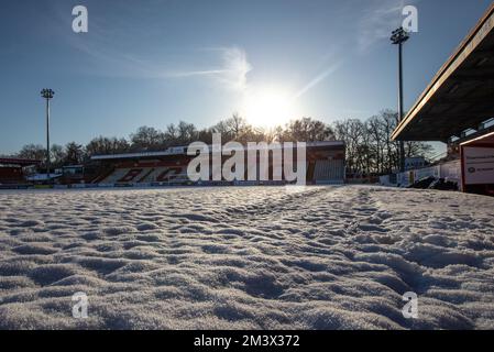 Schneebedeckter Fußball-/Fußballplatz in Winterszene auf englischem Fußballplatz. Lamex Stadium, Stevenage FC, Stockfoto