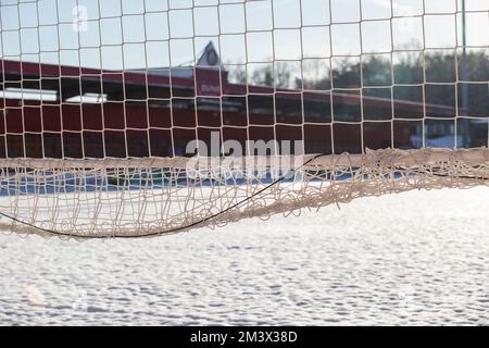 Schneebedeckter Fußball-/Fußballplatz in Winterszene auf englischem Fußballplatz. Lamex Stadium, Stevenage FC, Stockfoto