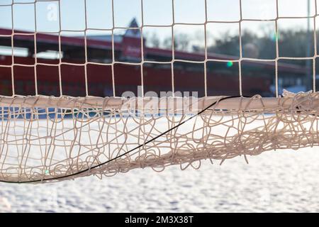 Schneebedeckter Fußball-/Fußballplatz in Winterszene auf englischem Fußballplatz. Lamex Stadium, Stevenage FC, Stockfoto