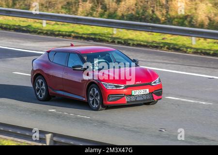 2022 Red KIA EV6 GT-LINE AIR Electricity 1-Gang-Automatik; Fahren auf der Autobahn M6, Großbritannien Stockfoto