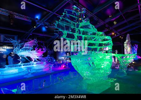 Madrid. 15.. Dezember 2022. Dieses Foto wurde am 15. Dezember 2022 aufgenommen und zeigt die Eisskulpturen beim Eisfestival in Torrejon de Ardoz, Madrid, Spanien. Kredit: Gustavo Valiente/Xinhua/Alamy Live News Stockfoto