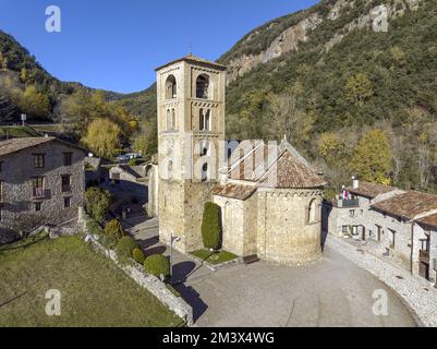 Blick auf den Glockenturm und die Apse der romanischen Kirche des Glöckens, von Sant Cristofol (12.. Jahrhundert) Spanien Stockfoto