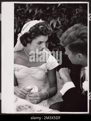 Jacqueline Bouvier Kennedy und John Kennedy, die auf ihrem Hochzeitsempfang sprechen, Newport, Rhode Island / Toni Frissell, Toni Frissell, Antoinette Frissell Bacon, Antoinette Frissell Stockfoto