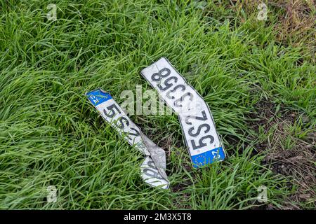 Melnik, CZ - 03. Oktober 2022: Fahrzeugkennzeichen auf dem Feld aufgegeben. Aus dem Auto entfernt und weggeworfen. Der Begriff des illegalen Pkw-Transports. Stockfoto