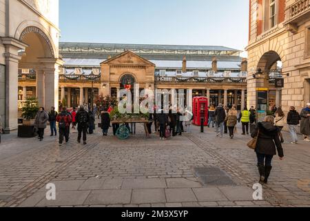 Shoppers auf der James Street Covent Garden, London WC2. Stockfoto