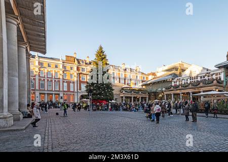 Ein Straßenkünstler auf der Covent Garden Piazza, Weihnachten 2022. Stockfoto