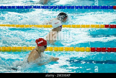 Melbourne, Australien. 17.. Dezember 2022. Tang Qianting (C) aus China tritt beim Halbfinale des Frauen-Brustschlags 50m bei der FINA World Swimming Championships 16. (25m) 2022 in Melbourne, Australien, am 17. Dezember 2022 an. Kredit: Hu Jingchen/Xinhua/Alamy Live News Stockfoto