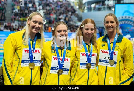 Melbourne, Australien. 17.. Dezember 2022. Goldmedaillengewinner des australischen Teams posieren für Fotos nach der Verleihung der Medley-Staffel für Frauen im Wert von 4 x 50 m bei der FINA World Swimming Championships 16. (25m) 2022 in Melbourne, Australien, 17. Dezember 2022. Kredit: Hu Jingchen/Xinhua/Alamy Live News Stockfoto