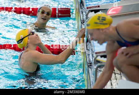 Melbourne, Australien. 17.. Dezember 2022. Madison Wilson (L) aus Australien reagiert auf das Medley-Finale der Frauen mit 4 x 50 m Länge bei der FINA World Swimming Championships 16. (25m) 2022 in Melbourne, Australien, 17. Dezember 2022. Kredit: Hu Jingchen/Xinhua/Alamy Live News Stockfoto