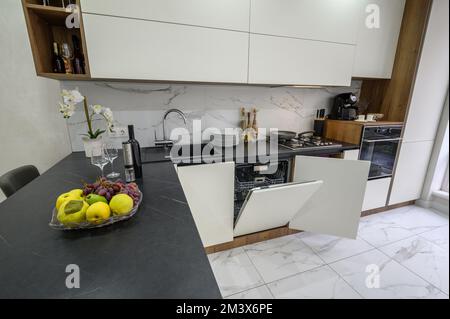 Große, weiß-schwarze, luxuriöse Küche mit Blick aus einem hohen Winkel Stockfoto