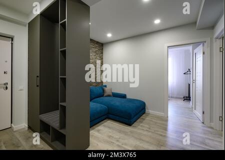 Große blaue bequeme Couch im modernen Wohnzimmer und Flur Stockfoto