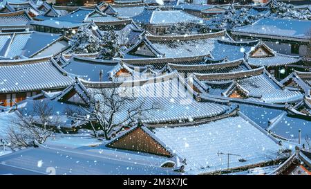 Schneefall im traditionellen koreanischen Dorf Jeonju, im Winter im Dorf Jeonju Hanok, Südkorea. Stockfoto