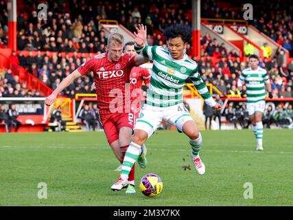 Aberdeens Ross McCrorie (links) und Celtic's REO Hatate kämpfen um den Ball während des Cinch Premiership-Spiels im Pittodrie Stadium, Aberdeen. Foto: Samstag, 17. Dezember 2022. Stockfoto