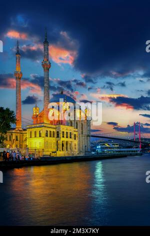 Wunderschöne ortakoy Moschee und Istanbul bosporus Brücke in der Dämmerung in Istanbul, Türkei. Stockfoto