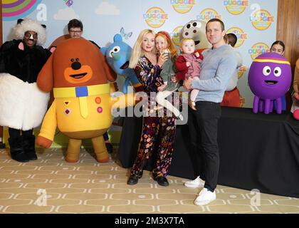 REDAKTIONELLE REDAKTION NUR Helen George, Partner Jack Ashton und ihre Kinder Wren Ivy und Lark nehmen an der After-Party der Hey Duggee The Live Theatre Show in der Royal Festival Hall im Southbank Centre, London, Teil. Foto: Samstag, 17. Dezember 2022. Stockfoto