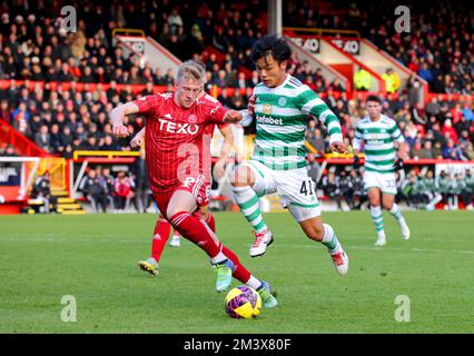 Aberdeens Ross McCrorie (links) und Celtic's REO Hatate kämpfen um den Ball während des Cinch Premiership-Spiels im Pittodrie Stadium, Aberdeen. Foto: Samstag, 17. Dezember 2022. Stockfoto