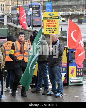 Bristol, Großbritannien. 17.. Dezember 2022 RMT-Streiks vor der Bristol Temple Meads Station in Bristol, Großbritannien, während der Streik weitergeht. Bildnachweis: Graham Hunt/Alamy Live News Stockfoto