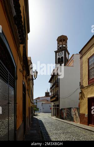 ODL Stadt in Santa Cruz de Teneriffa, mit viel Vegetation, neuen und alten Gebäuden, Straßencafés und Restaurants. Stockfoto