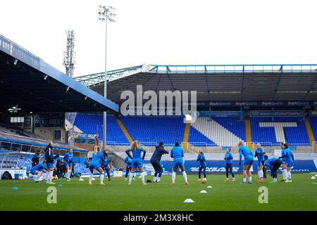 Birmingham, Großbritannien. 17.. Dezember 2022. Birmingham, England, Dezember 17. 2022: Die Spieler von Birmingham City wärmen sich vor dem FA Continental League Cup-Fußballspiel der Damen zwischen Birmingham City und London City Lionesses im St. Andrews in Birmingham, England, auf. (James Whitehead/SPP) Kredit: SPP Sport Press Photo. Alamy Live News Stockfoto