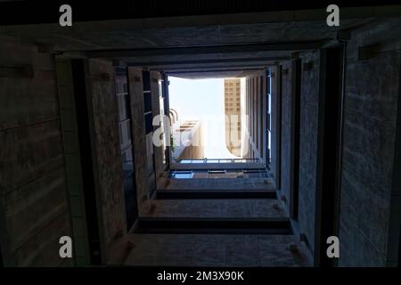 ODL Stadt in Santa Cruz de Teneriffa, mit viel Vegetation, neuen und alten Gebäuden, Straßencafés und Restaurants. Stockfoto