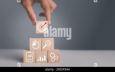 Geschäftsstrategie, Aktionsplan, Ziel und Ziel, Hand Stapel Hölzer Block Schritt auf dem Tisch mit Symbol über Geschäftsstrategie und Aktionsplan. Business deve Stockfoto